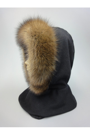 Серый капюшон с отделкой из меха енота и защитой для шеи